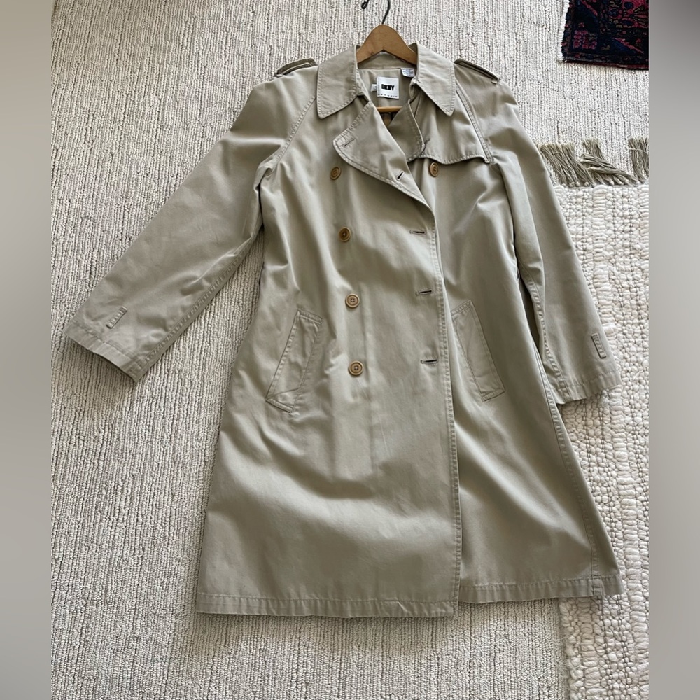 DKNY Classic Trench Coat. Size L. Excellent used condition. Epaulettes, belts. - Picture 3 of 11